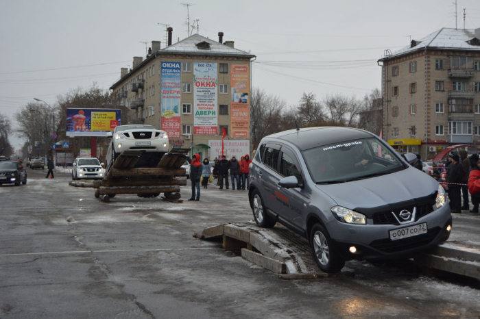Автопраздник от АНТ в Новоалтайске - автомобили на полосе препятствий